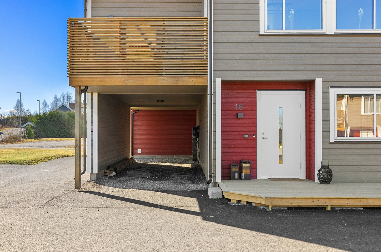 Også god plass til parkering på asfaltert p-plass ved siden av carport. Galleribilde