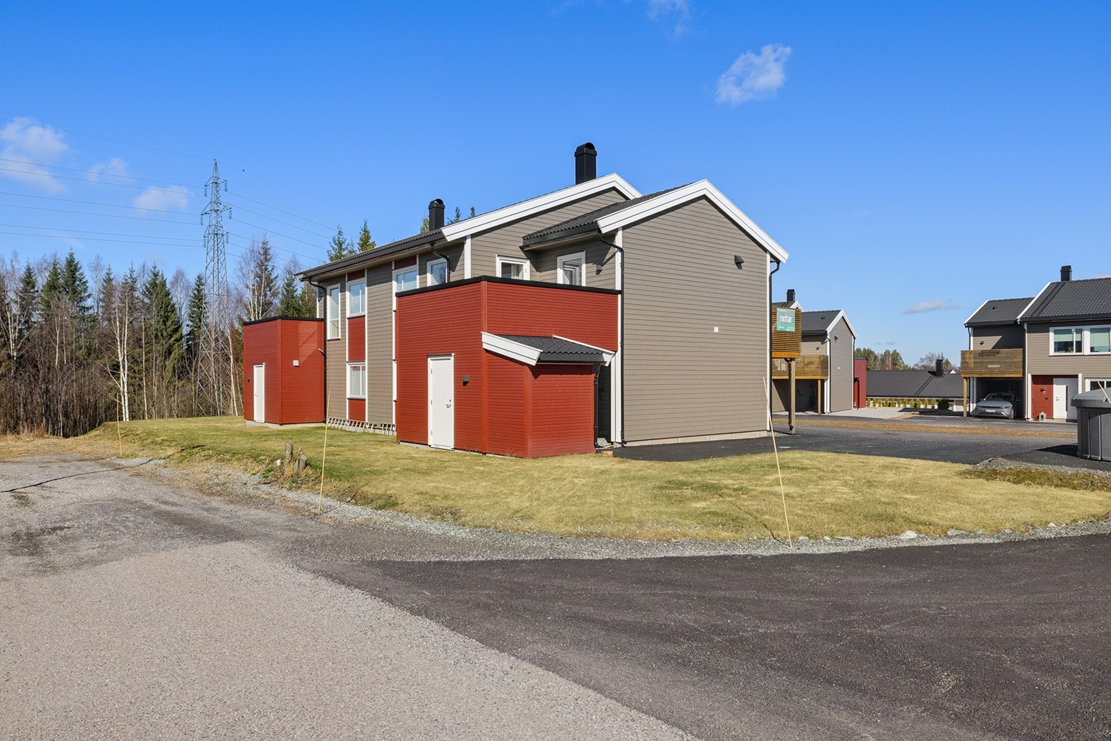 Boligen har en fin beliggenhet på feltet med umiddelbar nærhet til barneskole, en rekke barnehager, bussholdeplass og togstasjon. Galleribilde