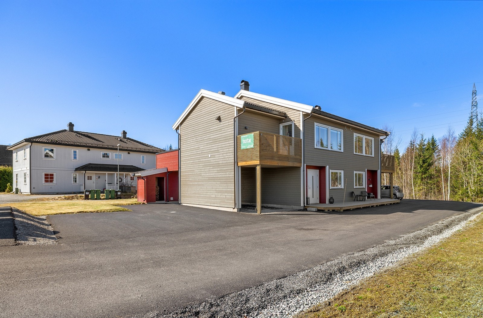 God plass til parkering i carport eller på asfaltert gårdsplass. Galleribilde