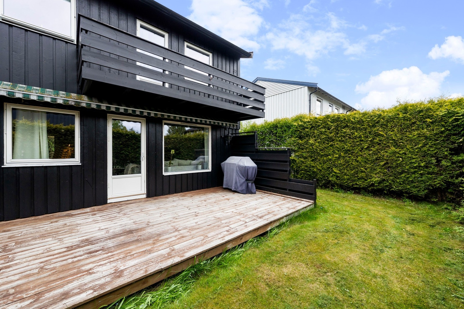Hagen er tilrettelagt for late dager og hyggelig samvær, og består av en romslig og skjermet terrasse vendt mot syd. Galleribilde