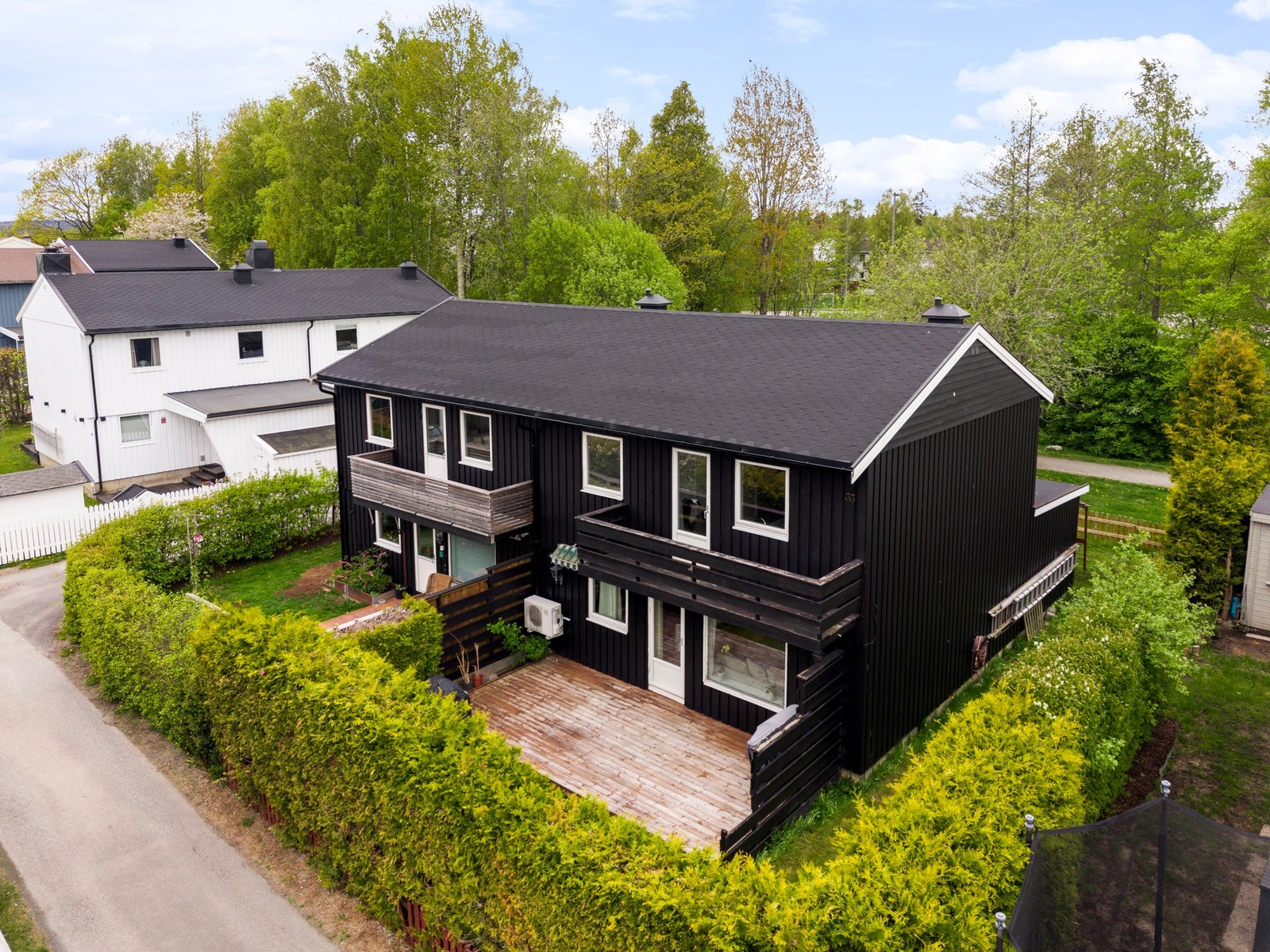 Fra eiendommen er det kort vei til barneskole, barnehager, buss og matbutikk. Galleribilde