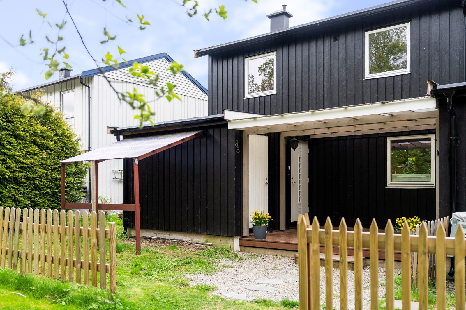 En tomannsbolig over 2 plan med blant annet 4 soverom, bad og vaskerom/toalettrom. Galleribilde