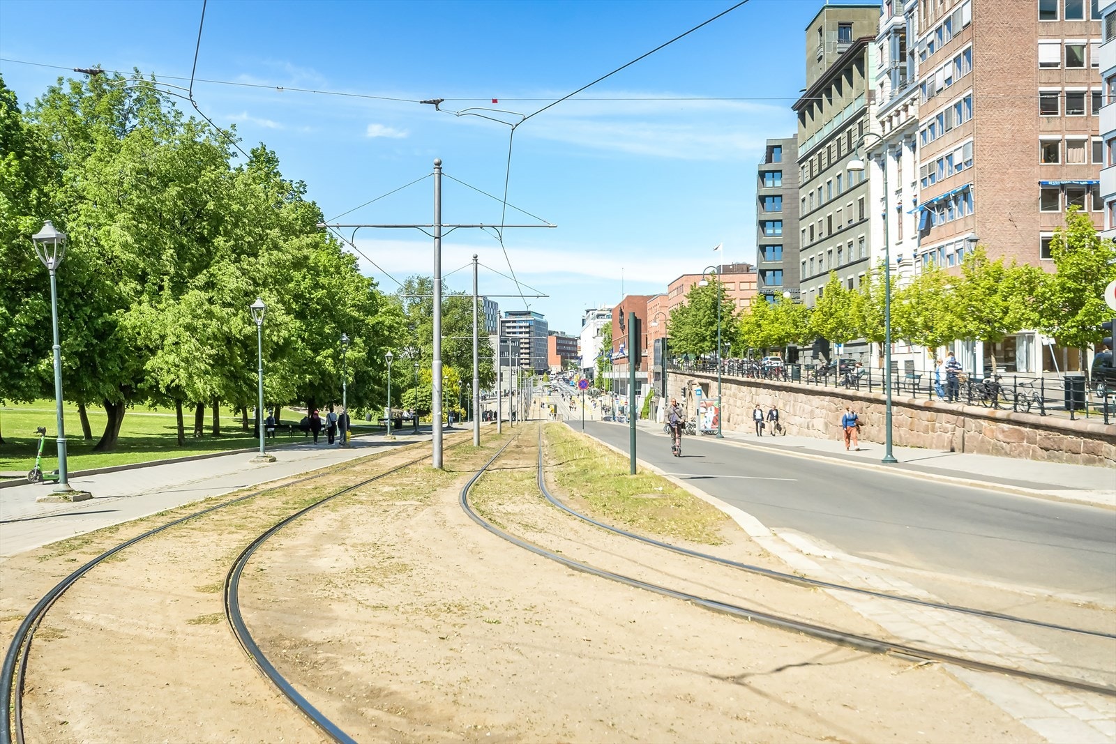 Her kommer du deg enkelt rundt med kollektivtransport. Fra leiligheten har man kort gangavstand fra Oslo Sentralstasjon med et bredt kollektivtilbud, togtilbud og flytoget til Gardemoen samt flere busslinjer. Galleribilde