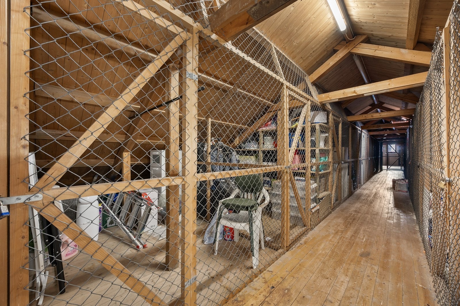 Leiligheten disponerer en romslig loftsbod på 4 m² med et gulvareal på hele 9 m². Galleribilde