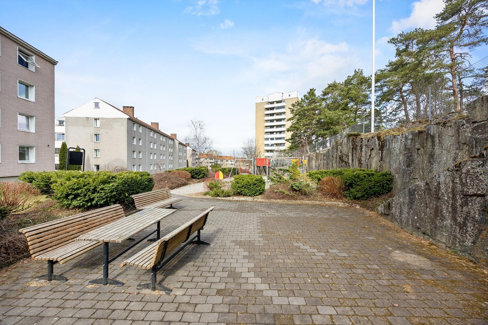 Fellesområdene er pent opparbeidet med sittegrupper og beplantning. Galleribilde