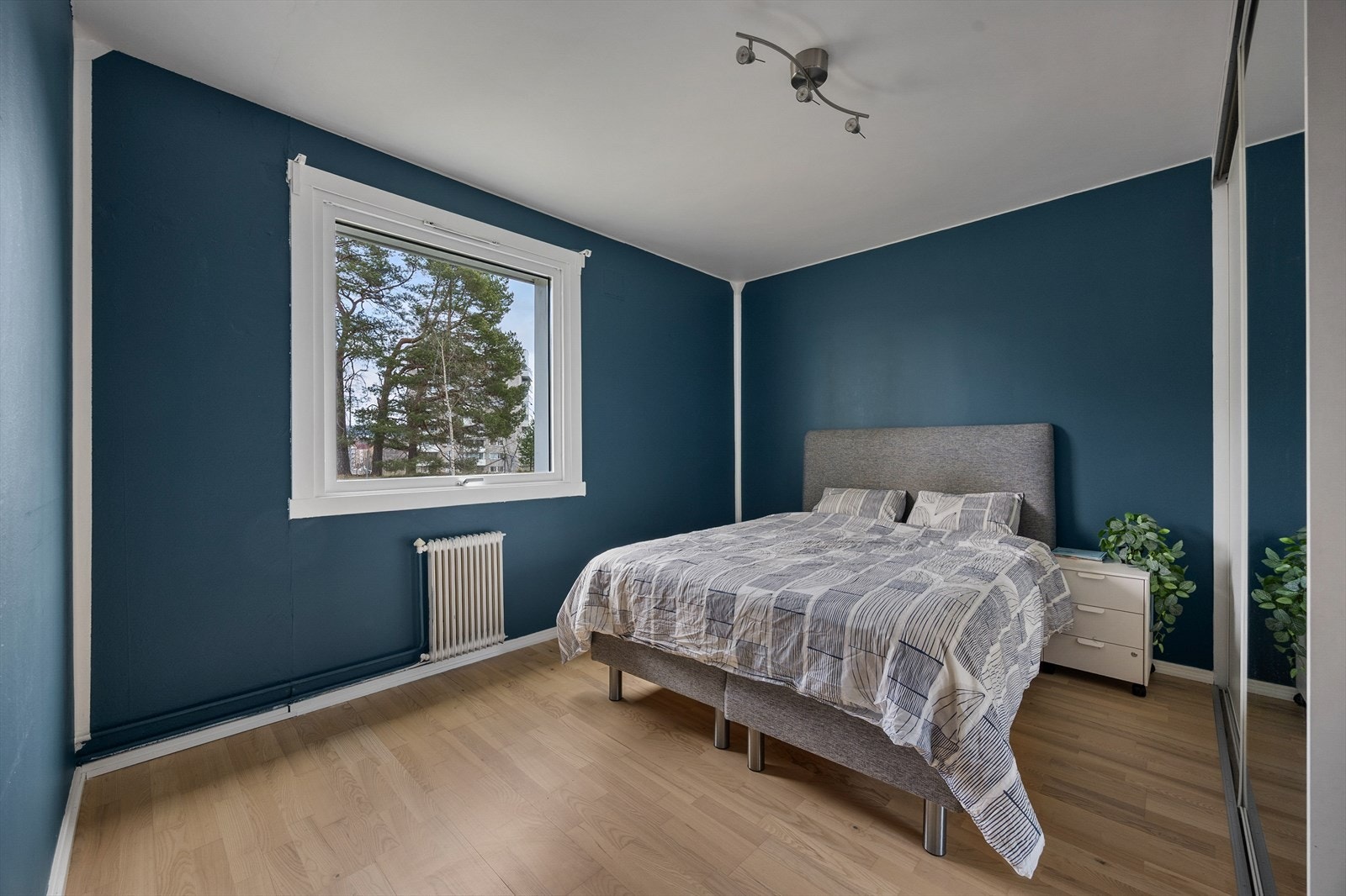 Hovedsoverommet har en stor skyvedørsgarderobe med speilfronter som gir rikelig med lagringsplass. Galleribilde