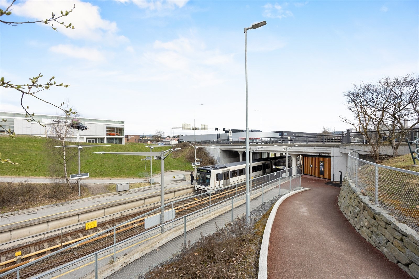 Kort vei til Ryen T-banestasjon, et knutepunkt som tar deg effektivt rundt i byen. Galleribilde