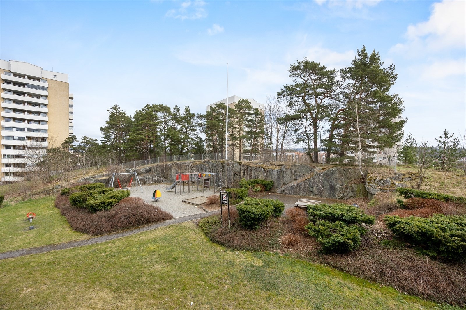 Fine fellesarealer med lekeplass og grøntområder rett utenfor døren. Galleribilde