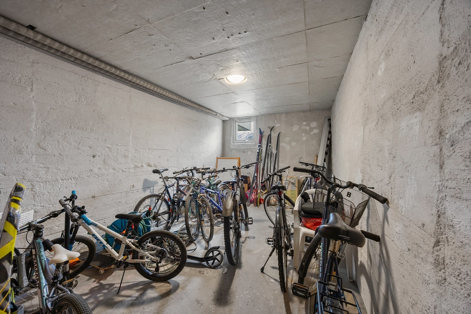 Borettslaget har fellesrom for trygg oppbevaring av sykler og ski. Galleribilde