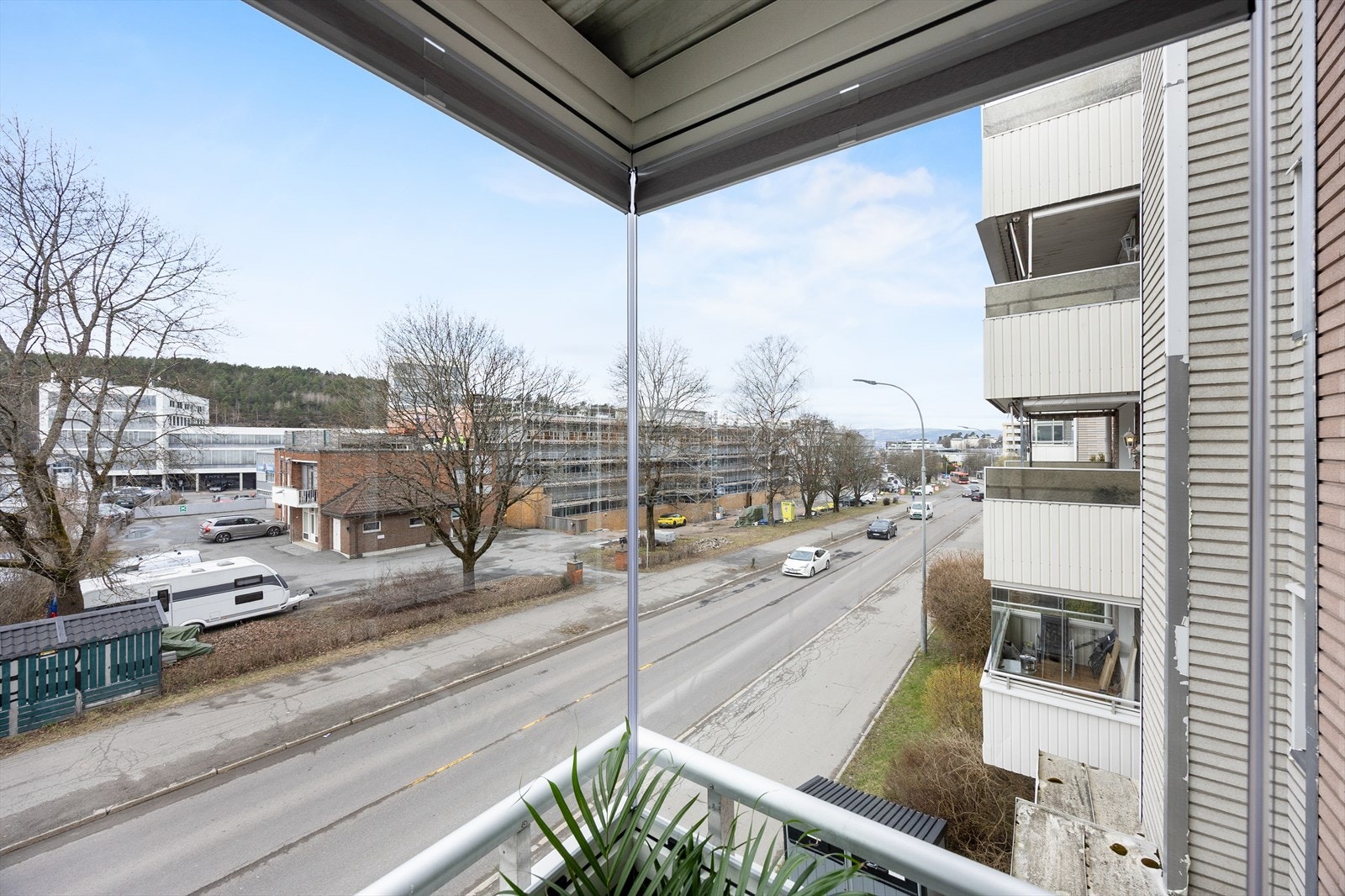 Utsikt fra balkongen over nærområdet. Galleribilde