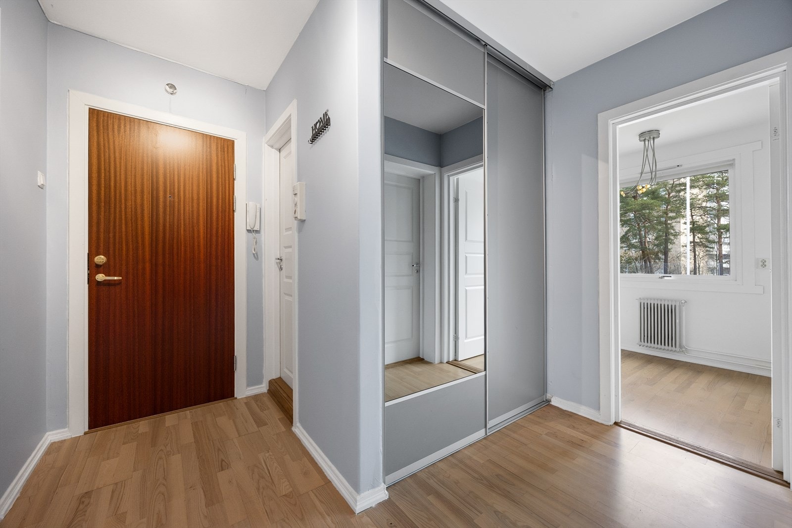 Entréen har en praktisk skyvedørsgarderobe med speilfronter for effektiv oppbevaring av yttertøy. Galleribilde