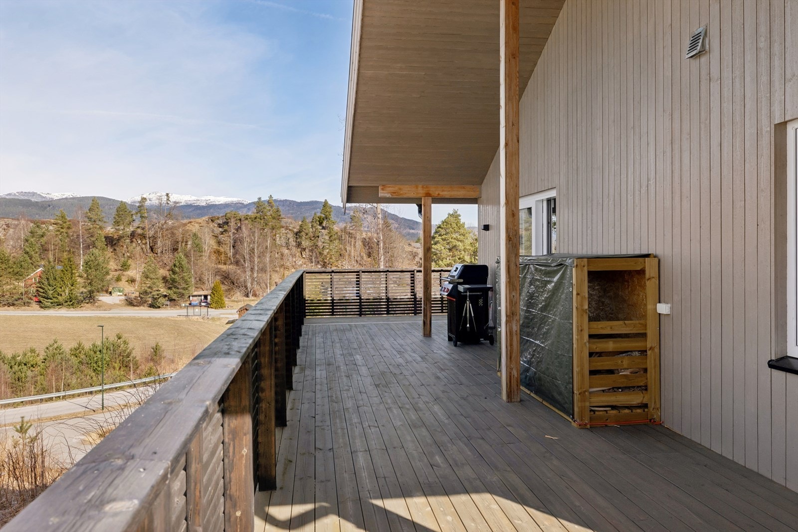 Stor terrasse som gir gode muligheter for utemøblering og hyggelige soner. Galleribilde