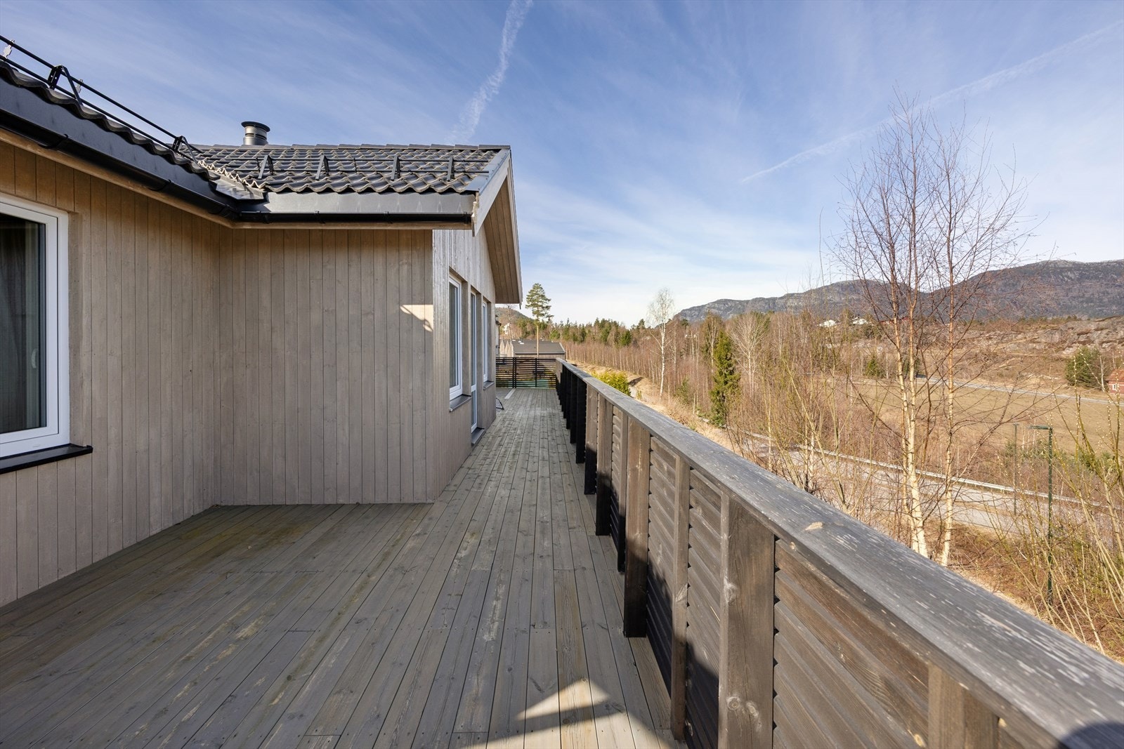 Her får du en romslig uteplass som fungerer som en naturlig forlengelse av boligen. Galleribilde