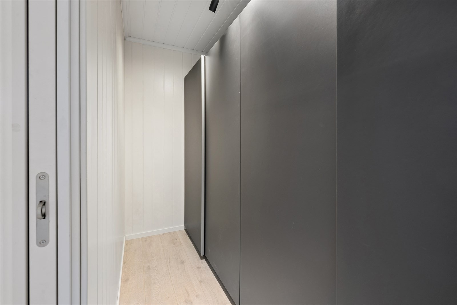 Praktisk walk-in closet som gir ekstra oppbevaringsplass i hverdagen. Galleribilde