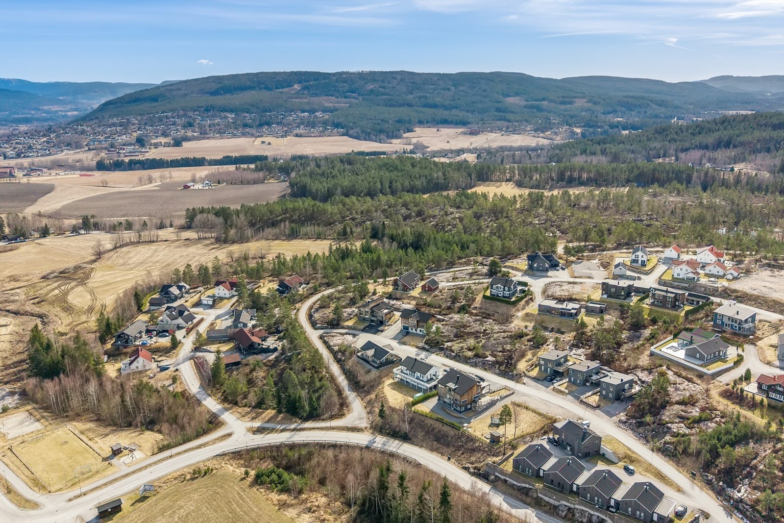 Beliggenheten gir en fin kombinasjon av boligro og nærhet til det du trenger. Galleribilde