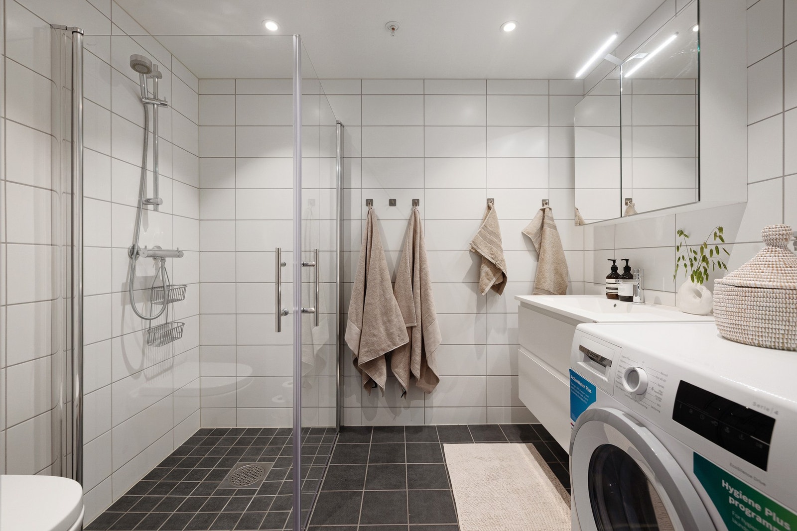 Pent bad med varmekabler og opplegg for vaskemaskin. Galleribilde