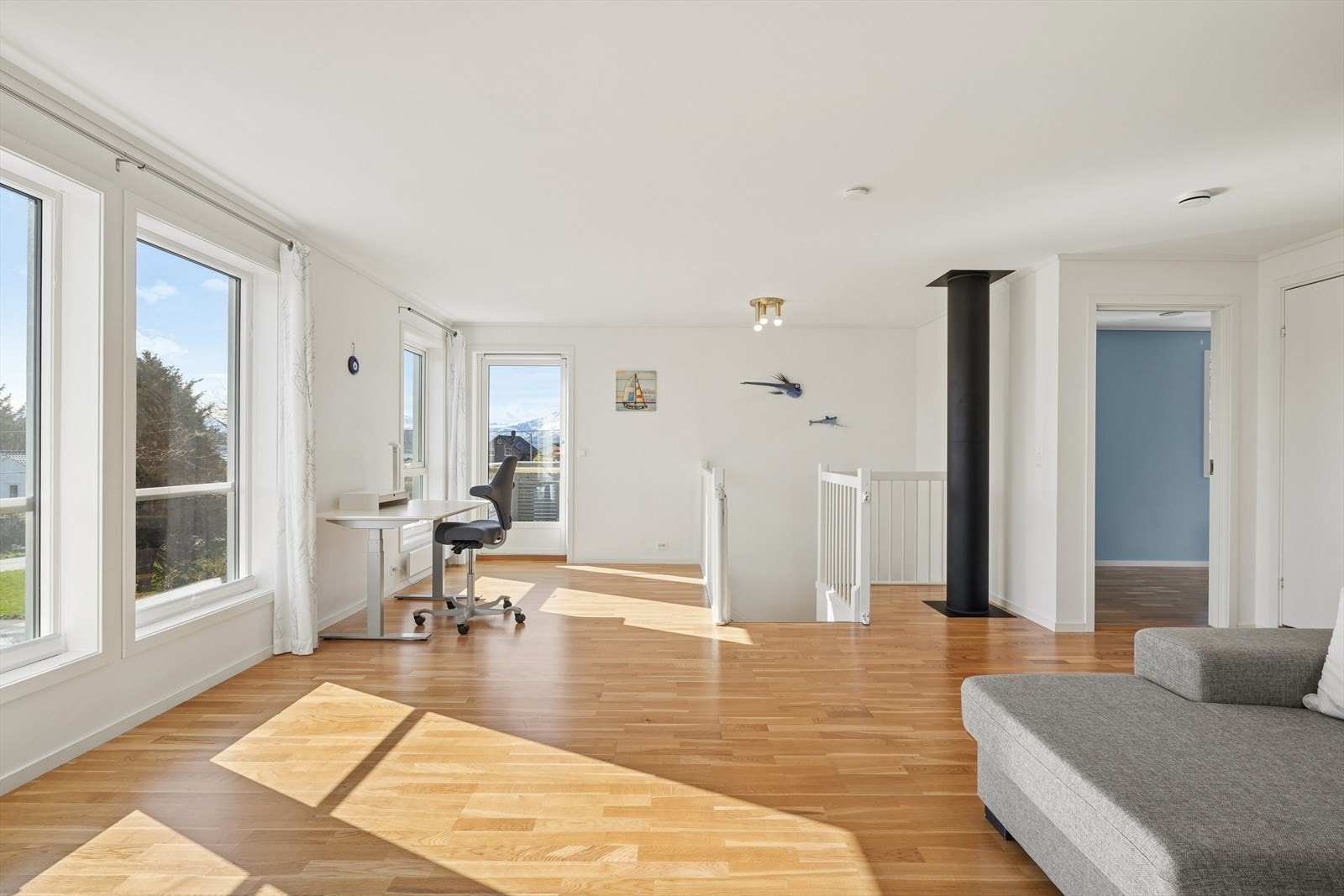 Store vindusflater i loftstuen gir godt med dagslys og utgang til verandaen. Galleribilde