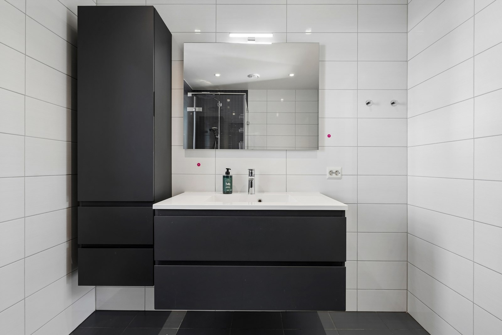 Badet i første etasje er helfliset og har en romslig servant med god oppbevaringsplass. Galleribilde