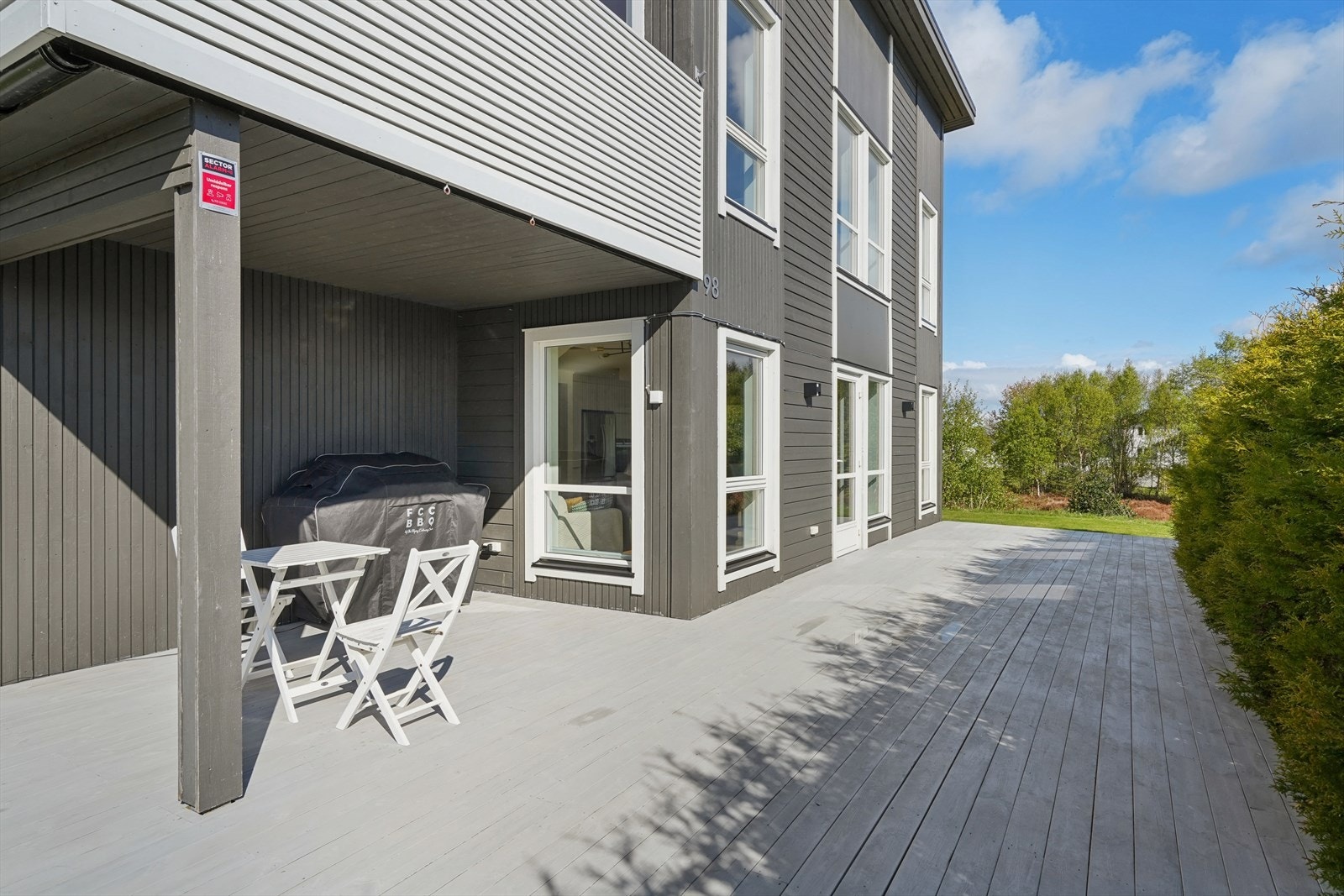 Fra stuen i første etasje er det utgang til en stor, østvendt markterrasse på ca. 53 m². Galleribilde
