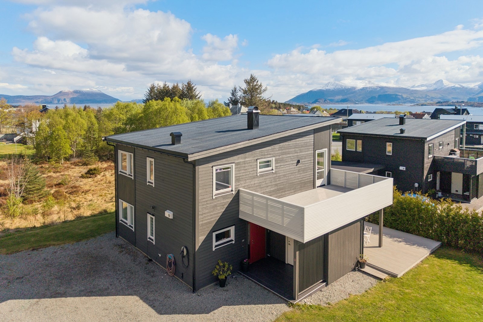 Eneboligen ligger luftig til på Øvre Nordstranda, med kort vei til flotte turområder og natur. Galleribilde