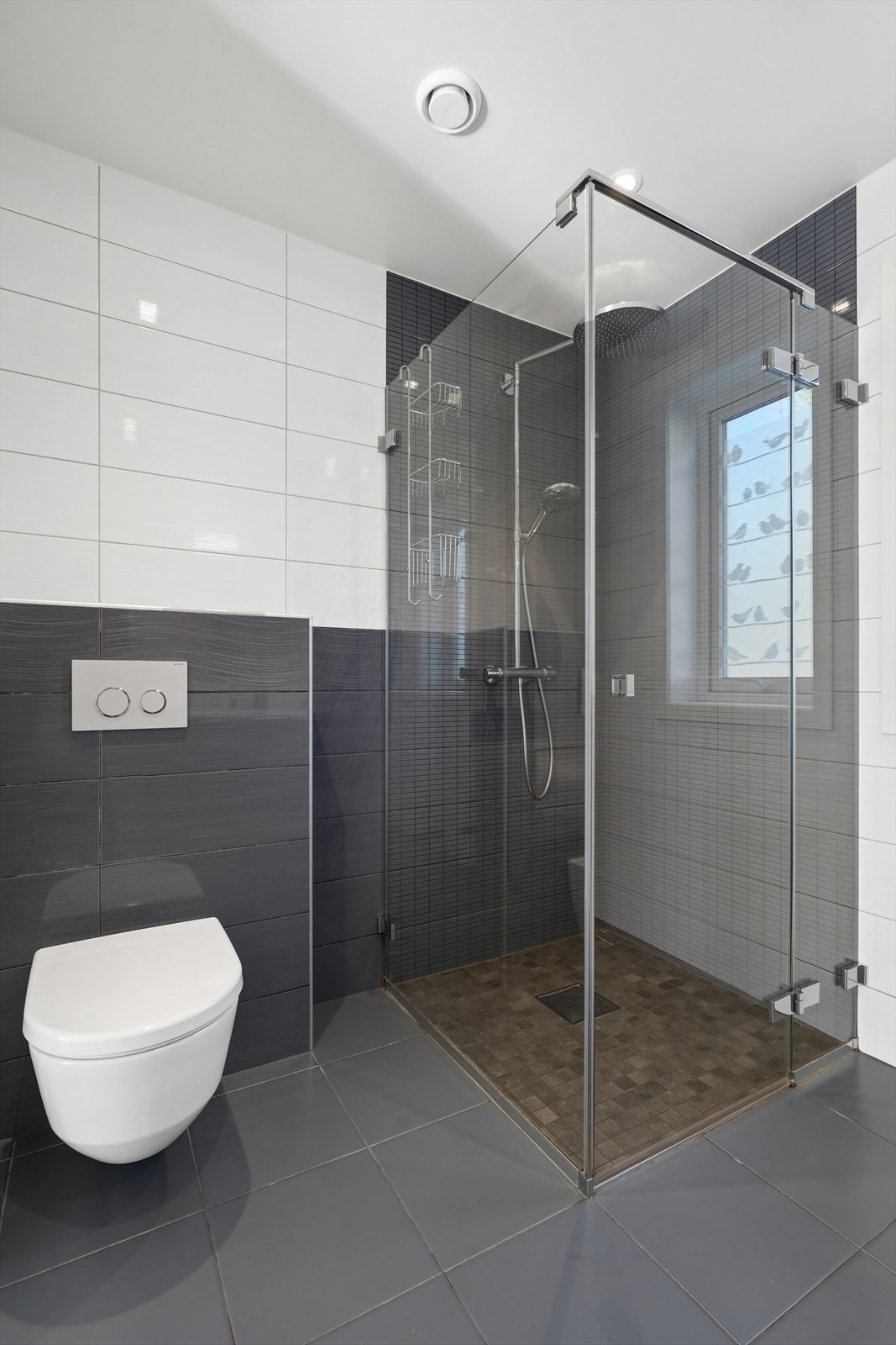 Dusjhjørne med innfellbare glassdører gir en arealeffektiv løsning på badet i første etasje. Galleribilde
