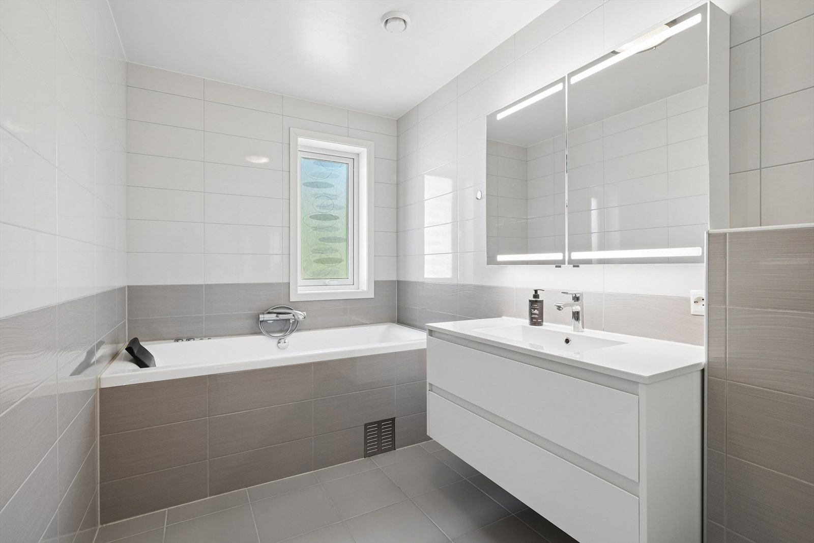 Badet i andre etasje er utstyrt med et innebygd badekar med massasjedyser. Galleribilde