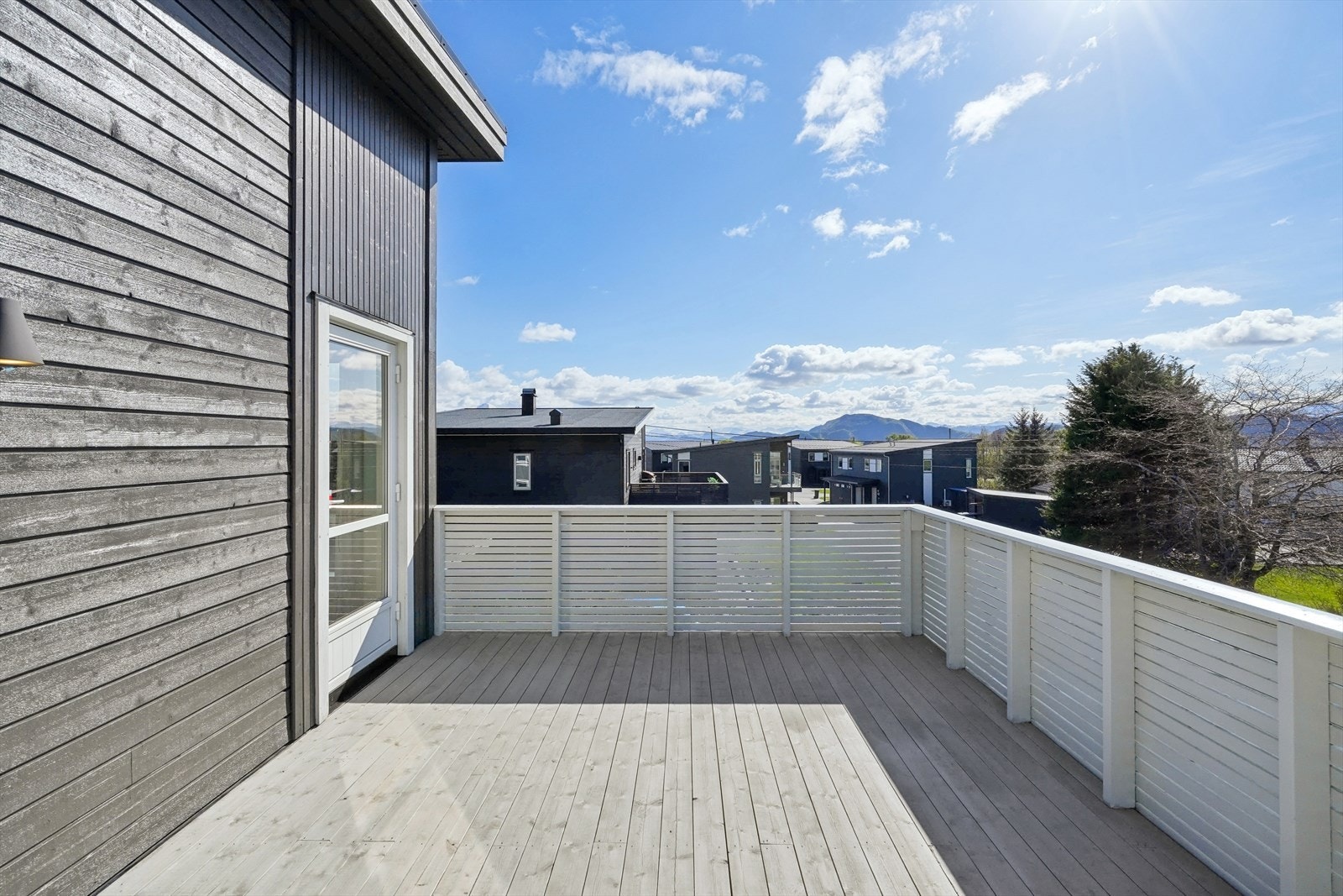 Den sørvendte verandaen i andre etasje er på ca. 26 m² og har utgang fra loftstuen. Galleribilde