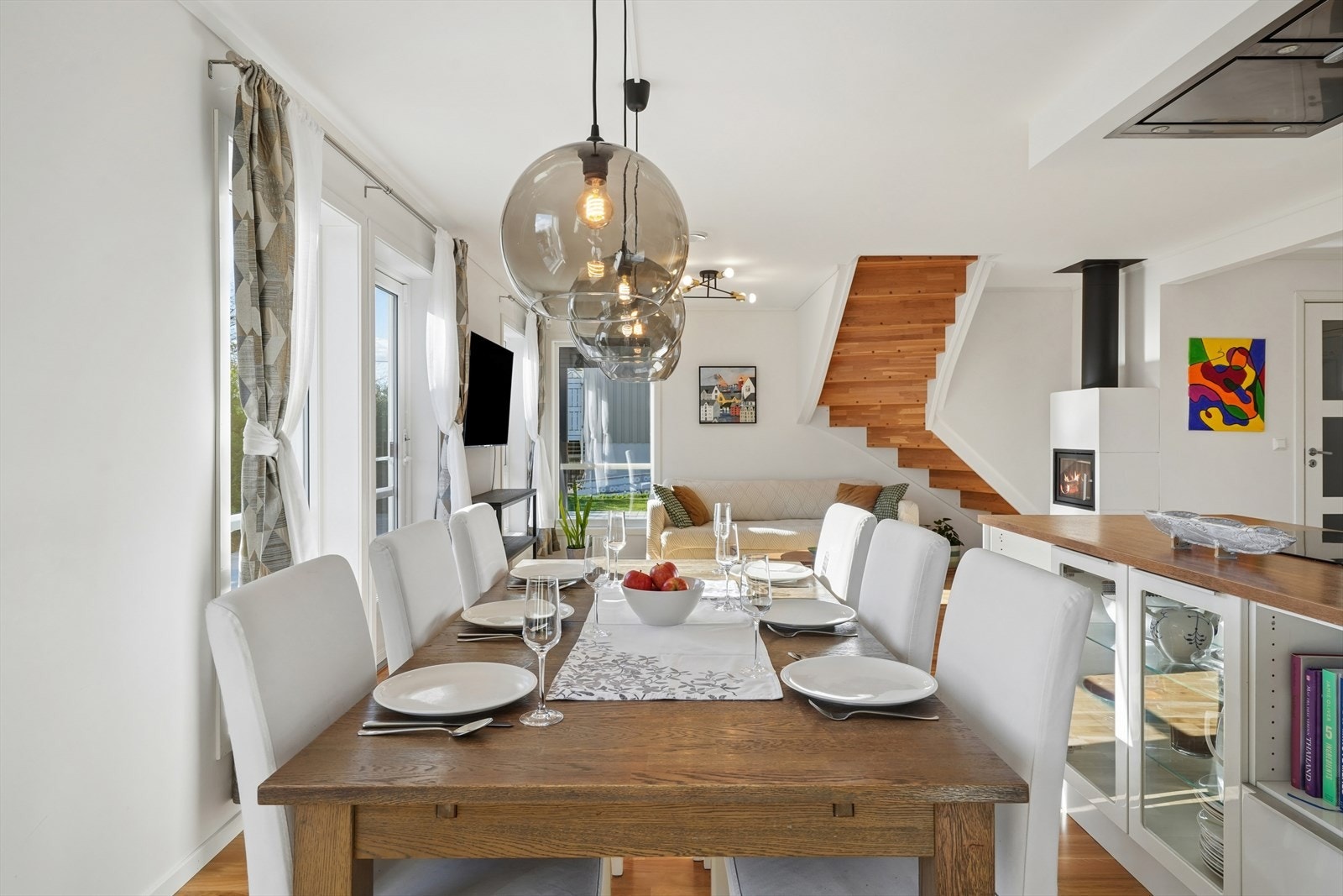 Spisestuen har plass til langbord for hyggelige sammenkomster med familie og venner. Galleribilde