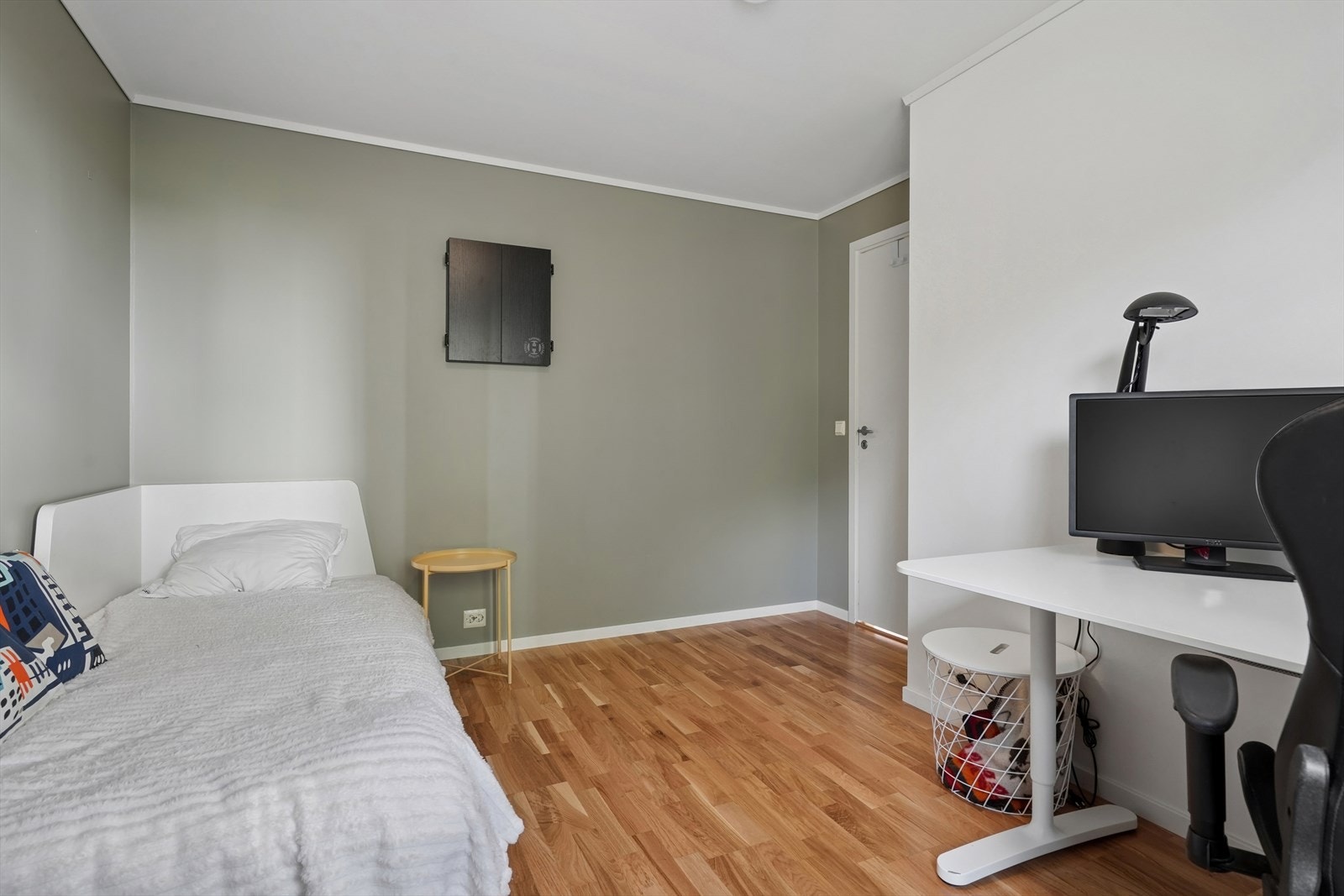 God plass til seng, garderobe og skrivepult Galleribilde