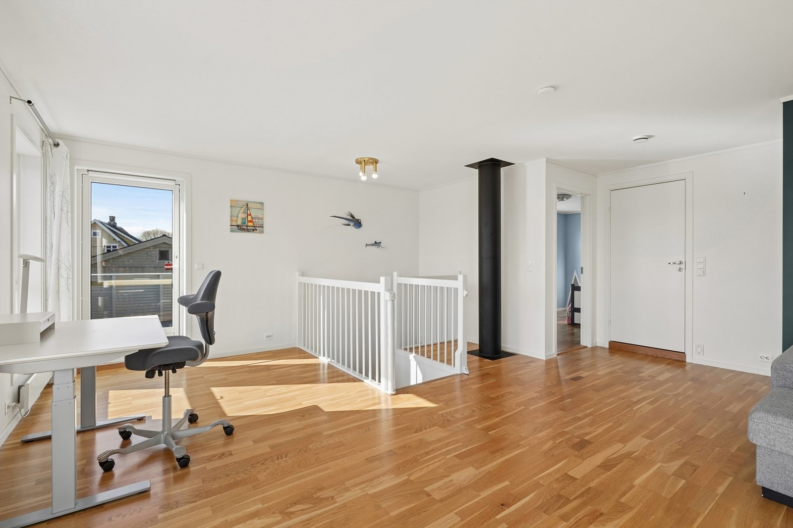 Loftstuen i andre etasje gir ekstra fleksibilitet, med plass til både kontorløsning og sofakrok. Galleribilde