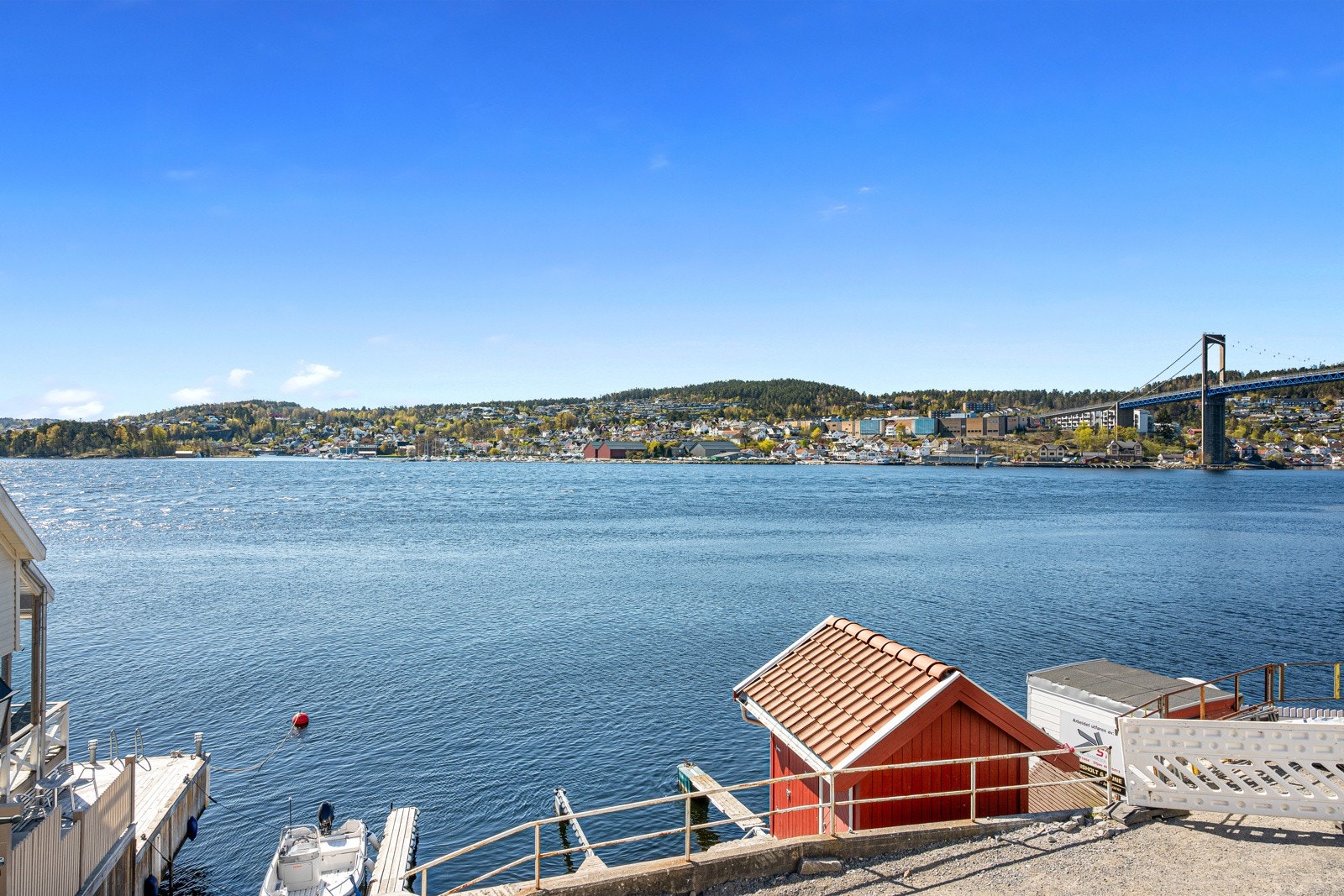 Fra boligen og over mot Stathellet. Galleribilde