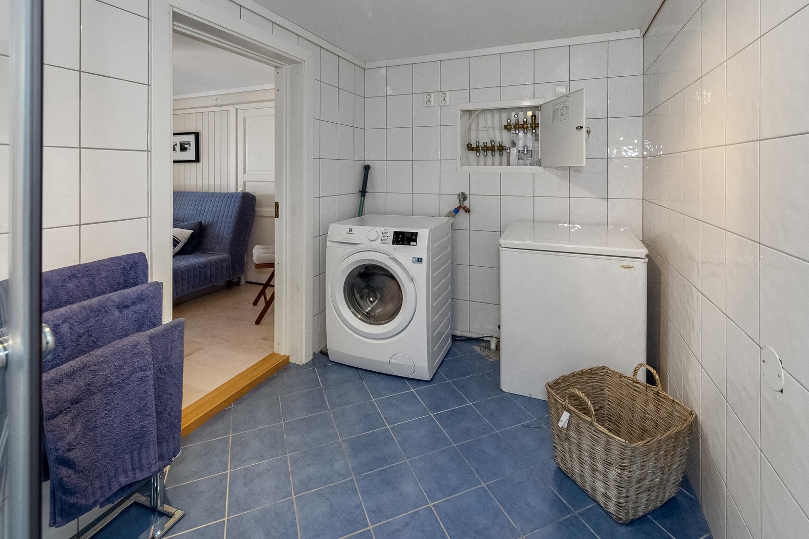 Bad/vaskerom i underetasjen. (ikke søkt godkjent i Porsgrunn kommune). Se AI generert bilde i annonsen av forslag til etablering av vaskerom i 1. etasjens kjølerom. Galleribilde