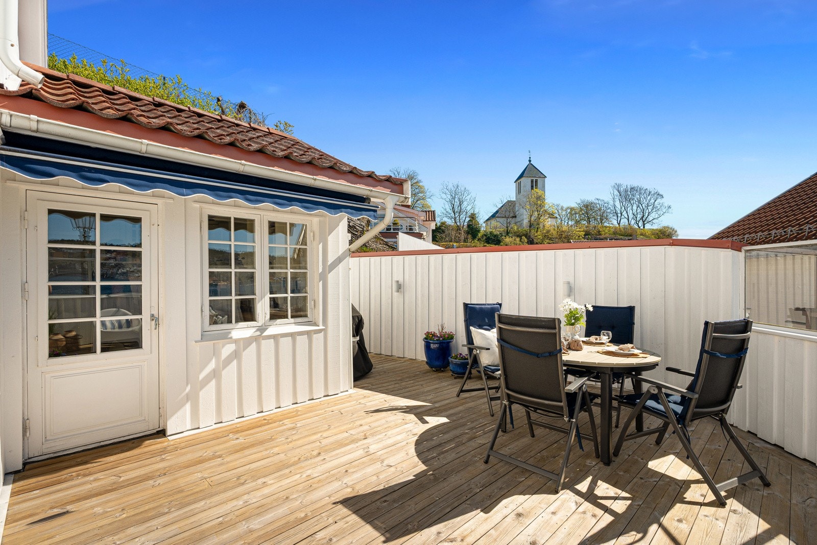 Koselig og skjermet terrasse utenfor kjøkkenet (dør til venstre). Galleribilde