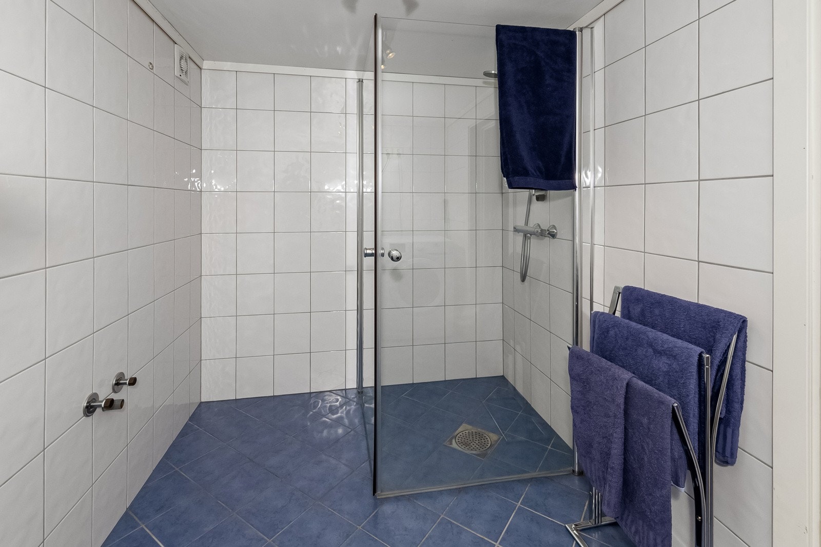 Badet i underetasjen har dusjhjørne og opplegg til servant til venstre i bilde. (ikke søkt godkjent i Porsgrunn kommune). Galleribilde