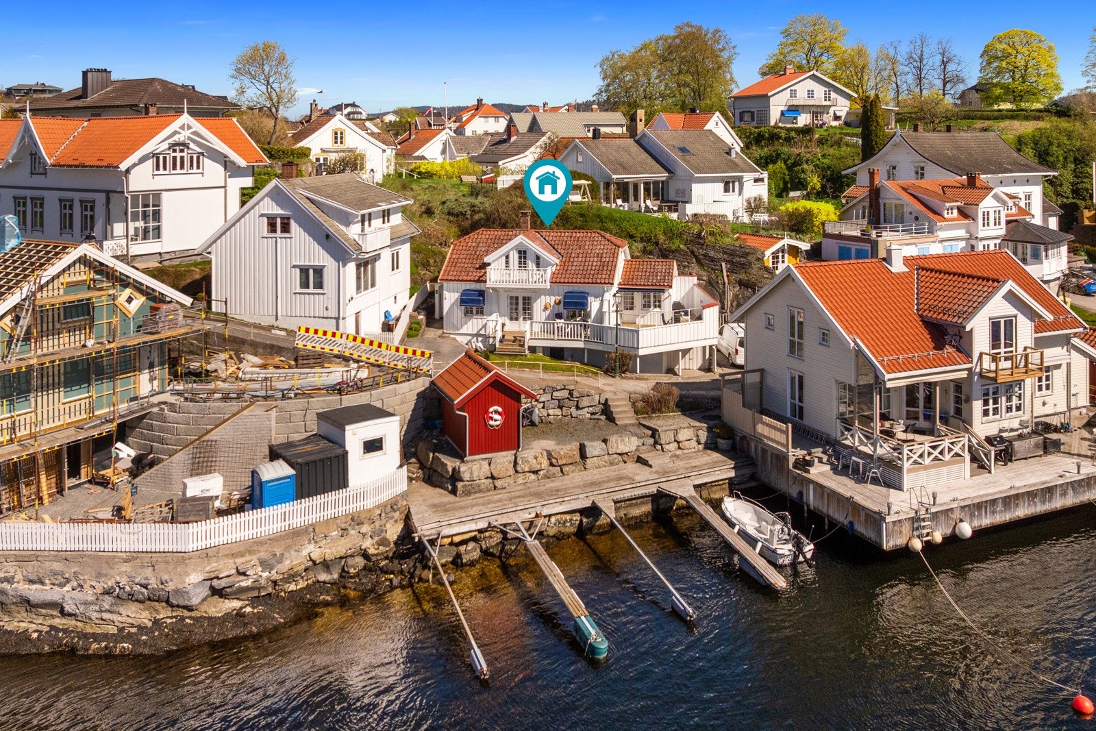 Eiendommen ligger som en del av Øya i Breviks sjarmerende og karakteristiske kystbebyggelse Galleribilde