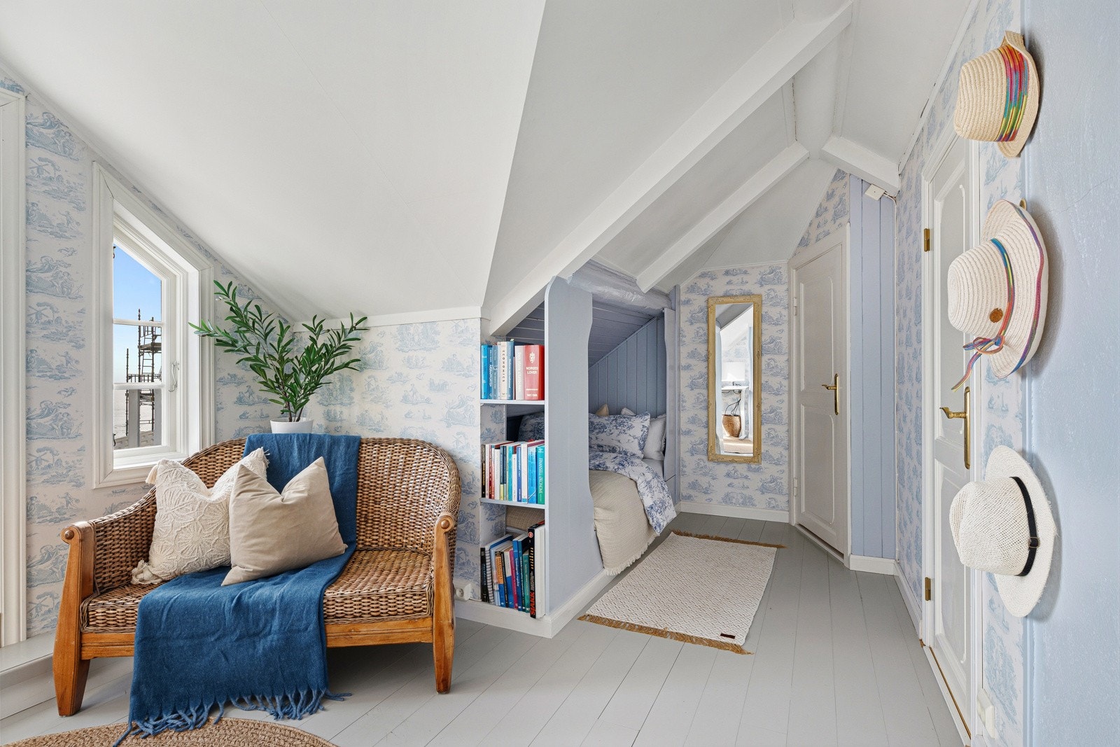 Soveplass i loftstuen. Det er også en liten sovealkove inn til høyre. Galleribilde