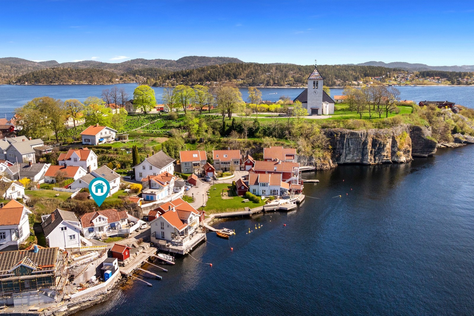 Øya med det karakteristiske Brevik kirke. Galleribilde