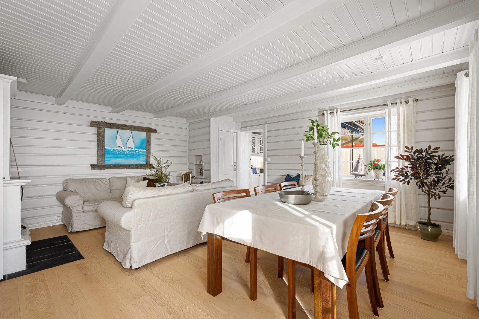 Stue med god plass til spisestue og salong. Galleribilde