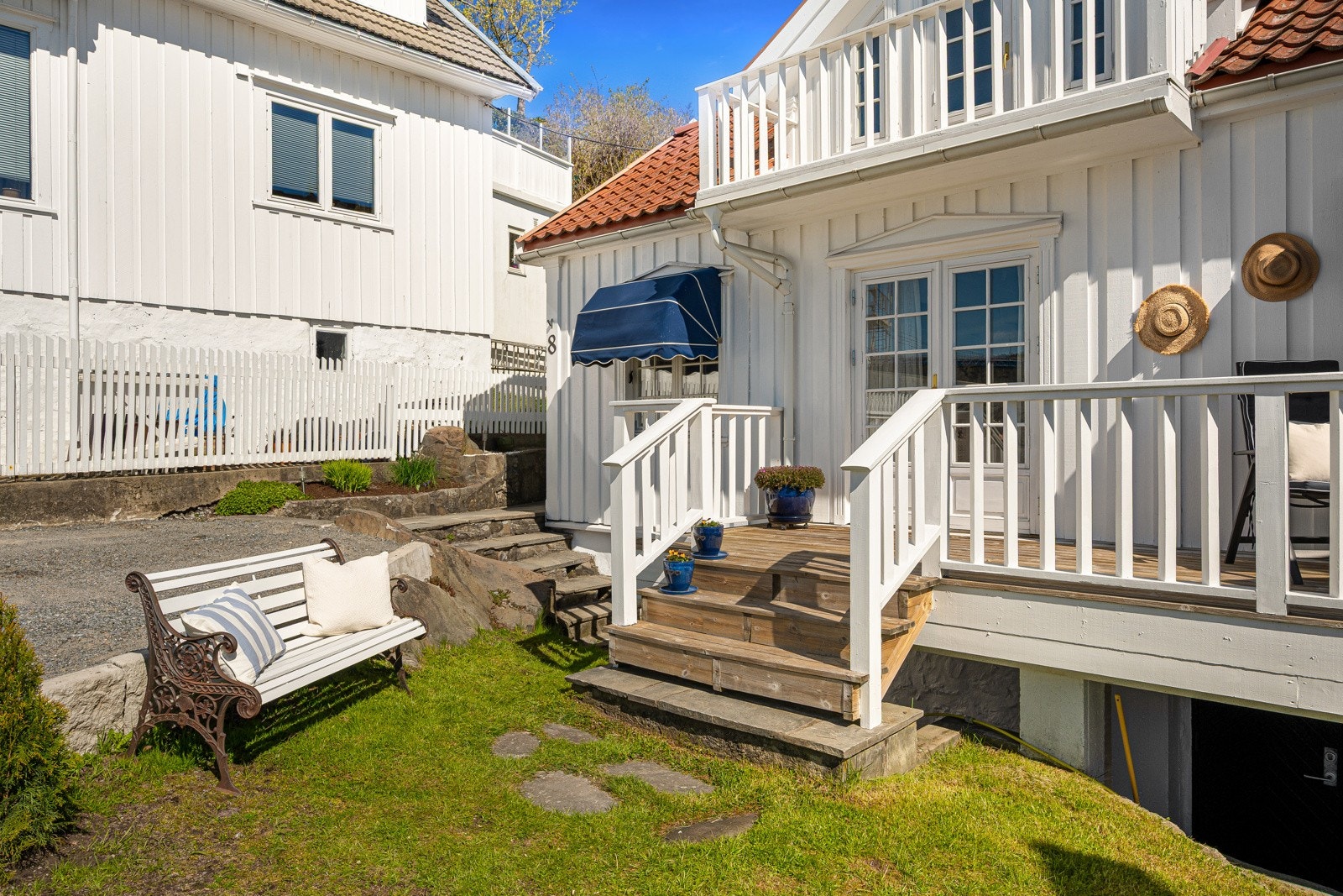 Det er opparbeidet parkering på egen tomt. Galleribilde