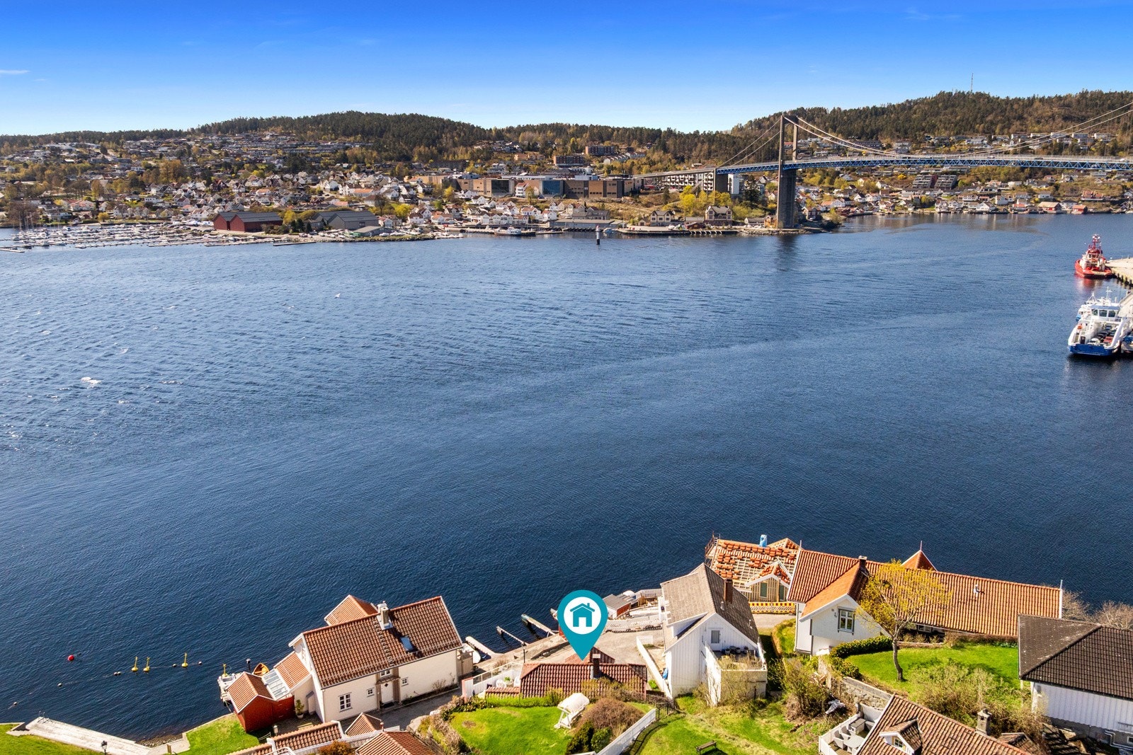 Rett over broen har man handlesenteret Brotorvet. Galleribilde
