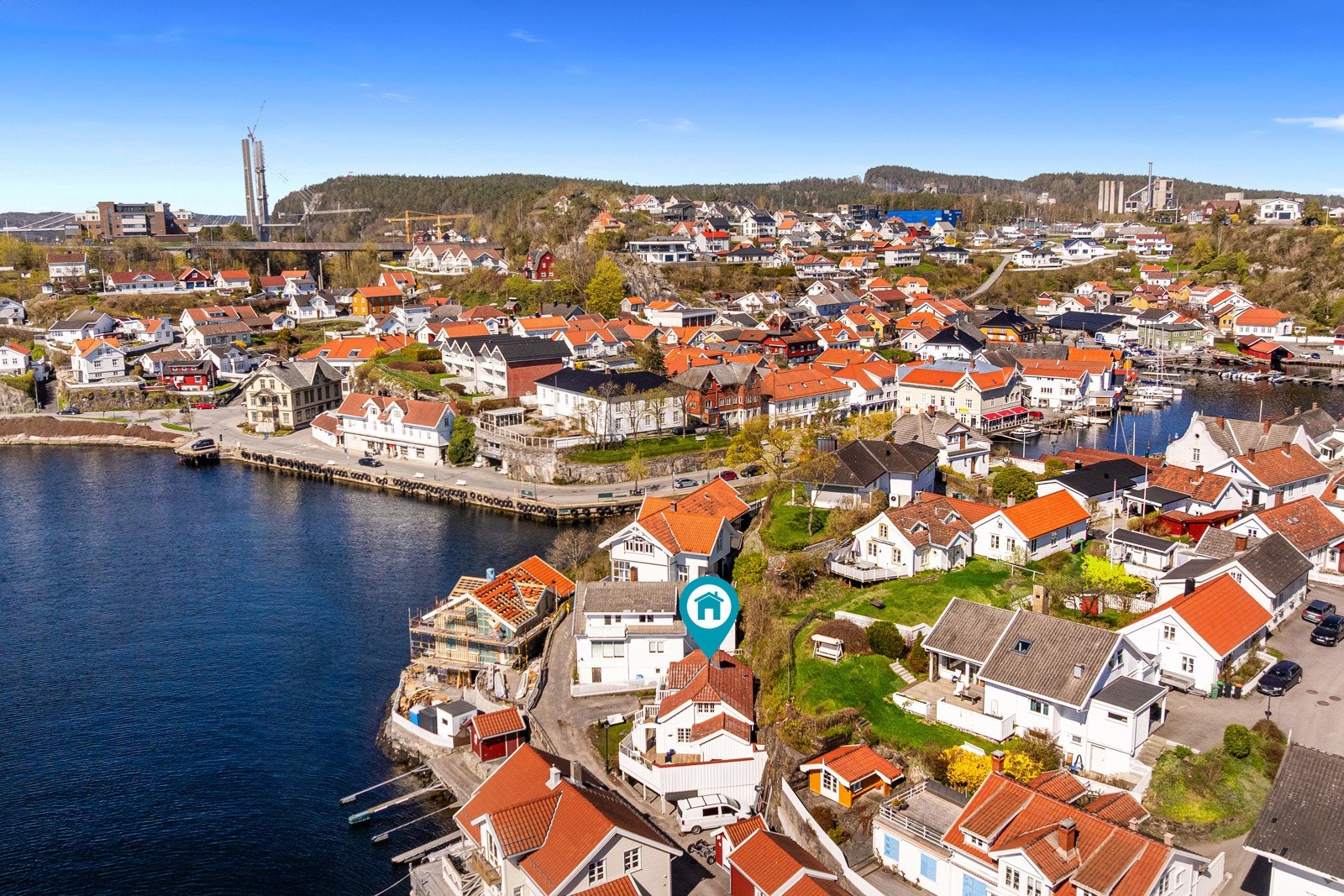 Bo rett ved vannkanten og ha kort veg til Brevik Sentrum. Galleribilde