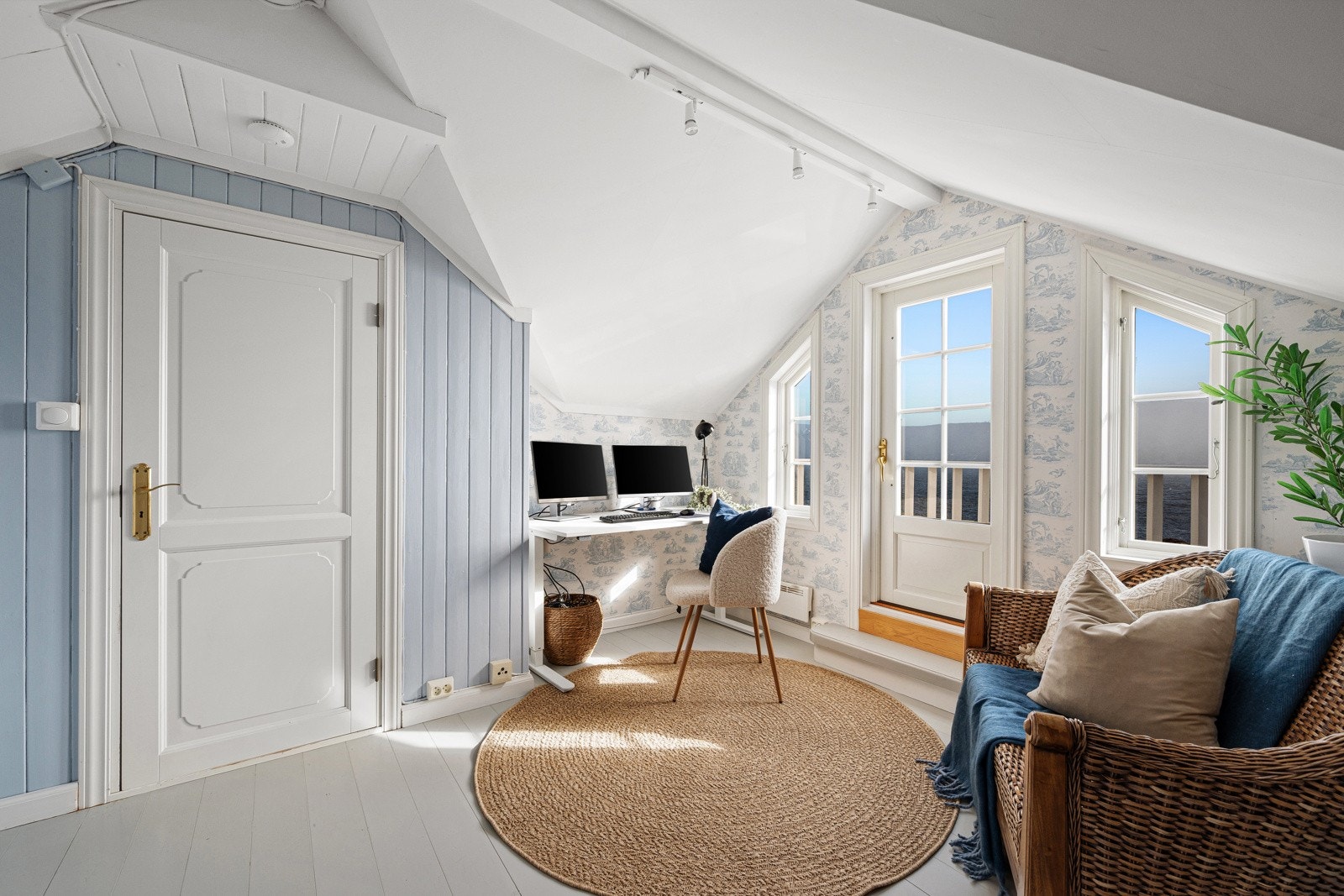 Loftstue i 2. etasjen. Åpen og luftig følelse med tapet som treffer midt i blinken for denne typen bolig. Galleribilde
