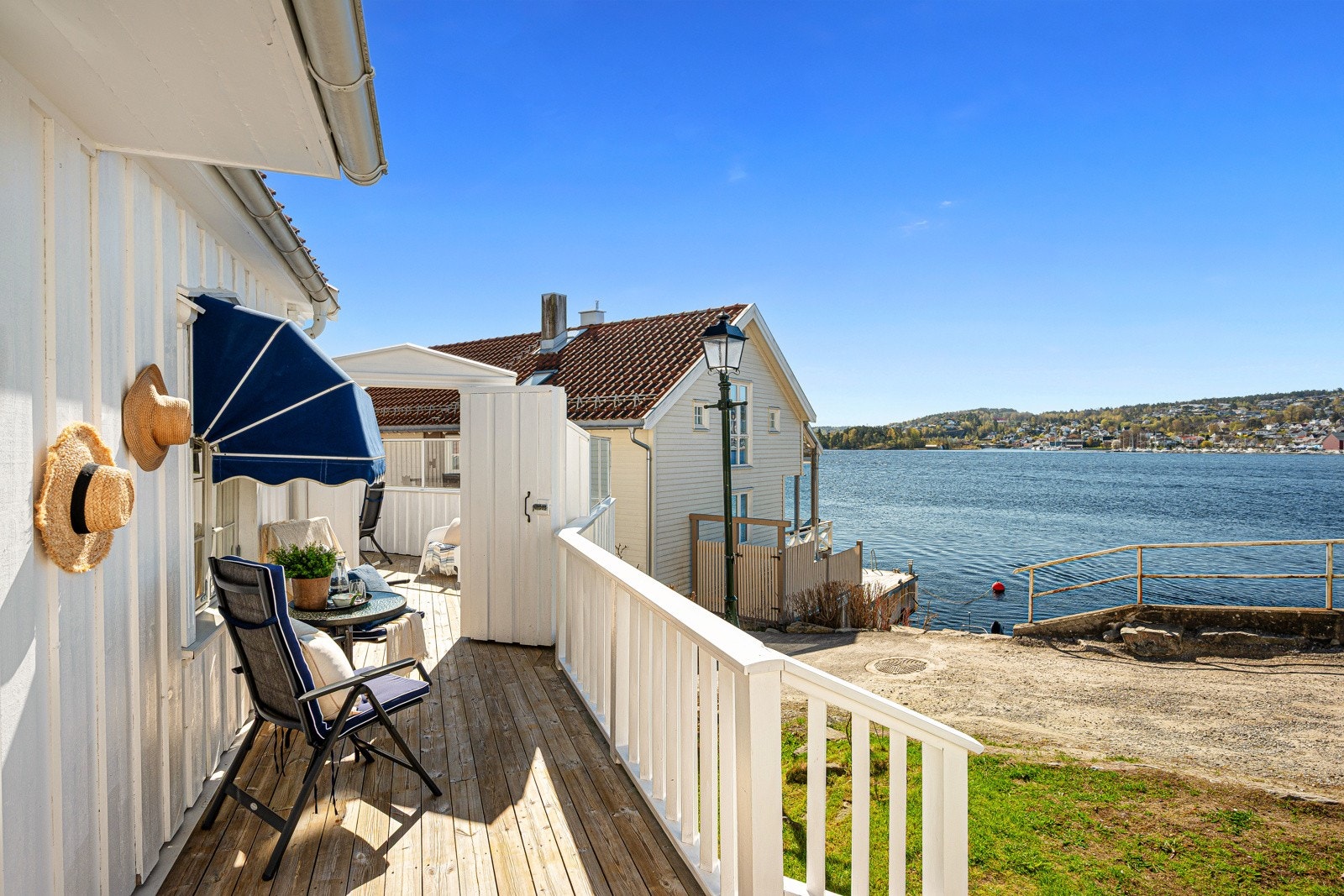 Terrassen mot vannet og dør videre inn til resterende terrasse. Galleribilde