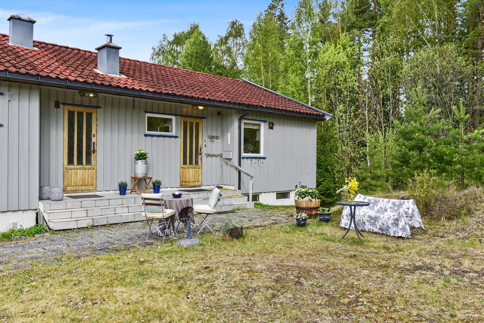 Uteplass ved inngangspartiet. Galleribilde