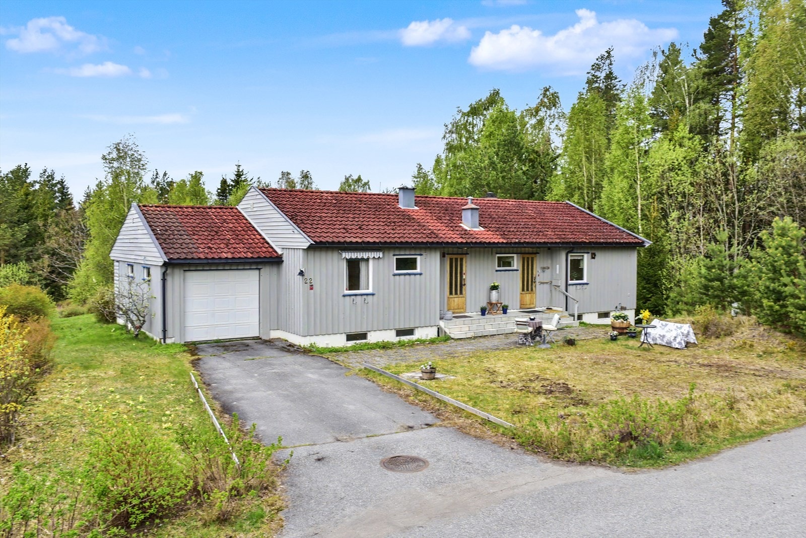 Eiendommen har en stor tomt på 3086 m² og effektiv oppvarming med bergvarme installert i 2011. Galleribilde