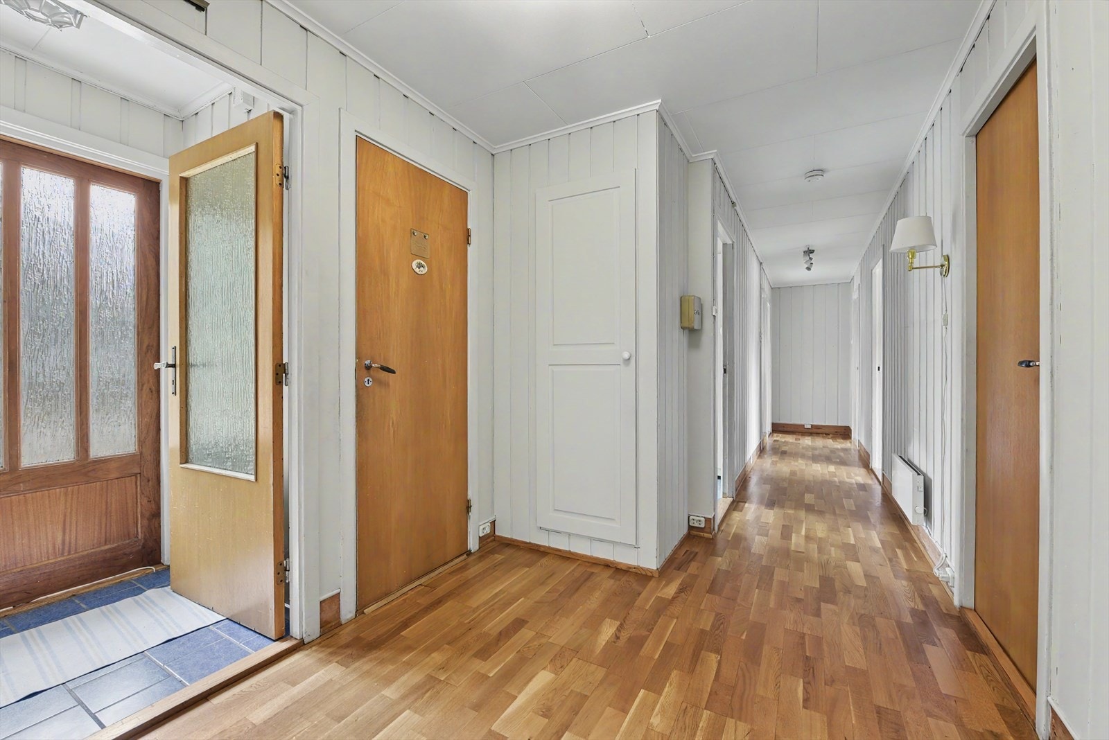 Fra vindfanget kommer du inn i en gang som fordeler til boligens øvrige rom i etasjen. Galleribilde