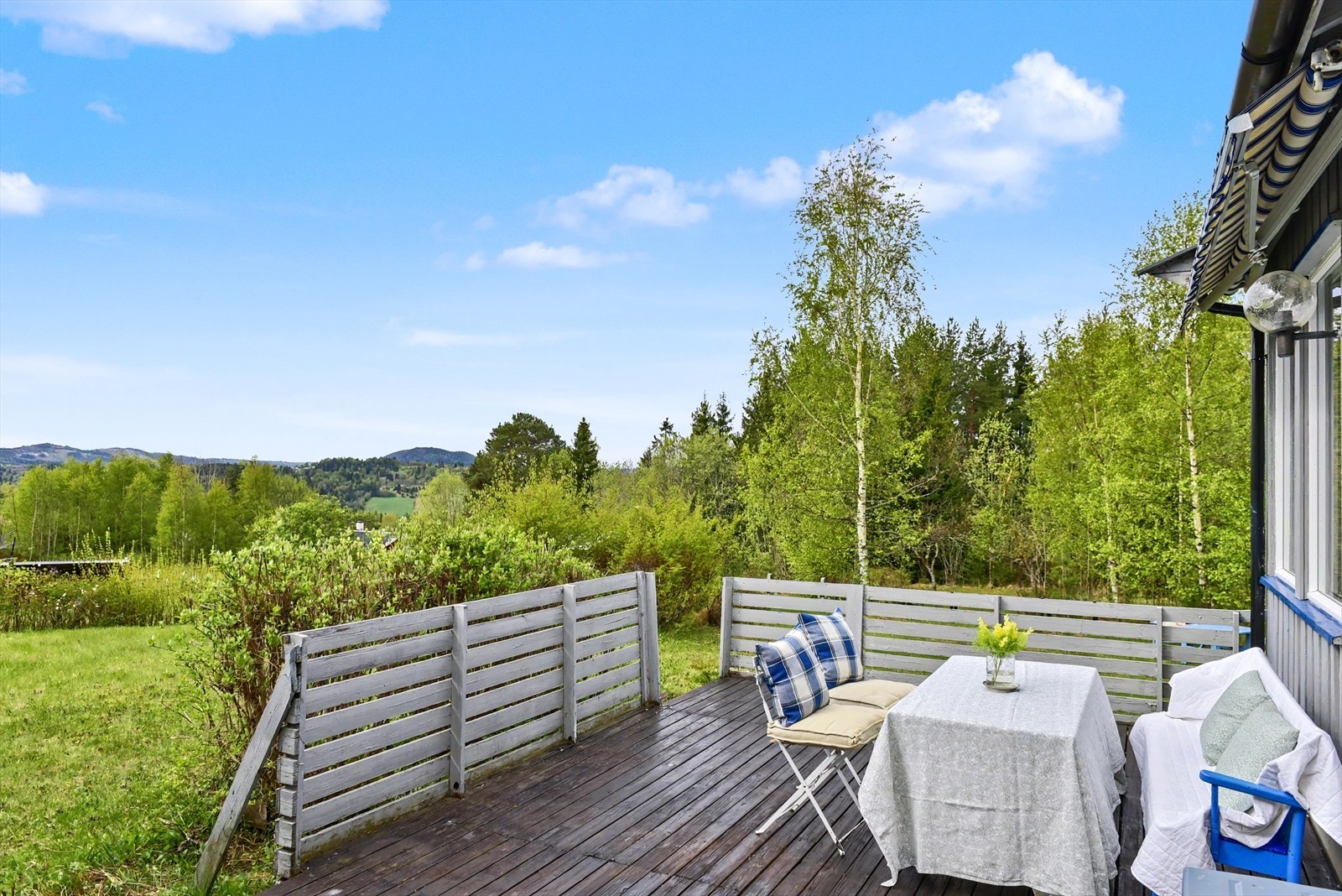 Sørvendt terrasse på 26 m² med god plass til sittegruppe og utsikt over nærområdet. Galleribilde