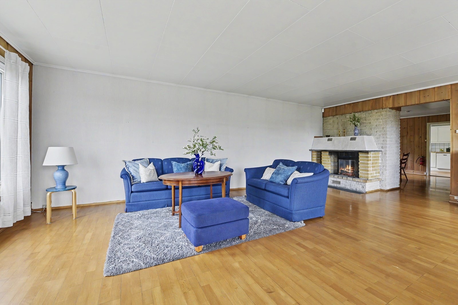 Stuen er romslig og gir plass til en stor sofagruppe. Eiendommen har moderniseringsbehov, noe som gir en god mulighet til å forme hjemmet etter egne ønsker. Galleribilde