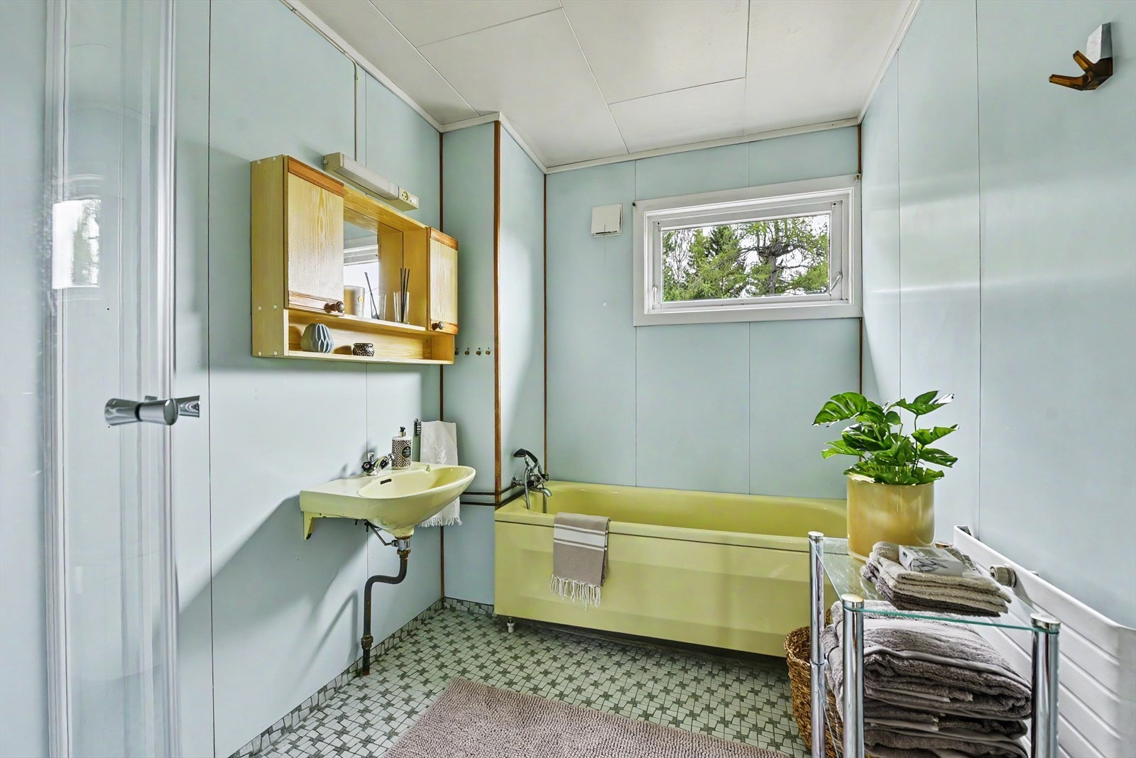 Badet i første etasje har flislagt gulv med varme, dusjkabinett og badekar. Galleribilde