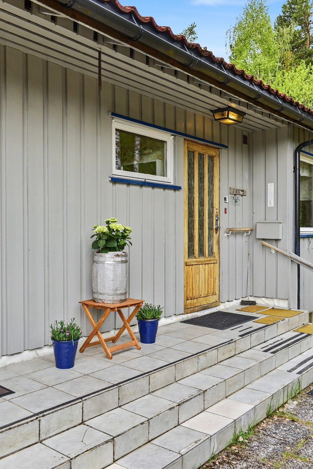 Utvendig trapp i betong leder opp til hovedinngangen i første etasje. Galleribilde